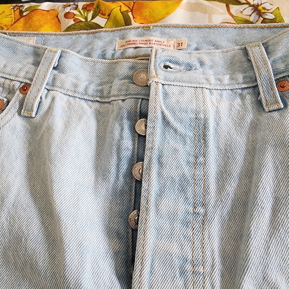 BNWOT Levi's distressed button fly jeans - Picture 6 of 9